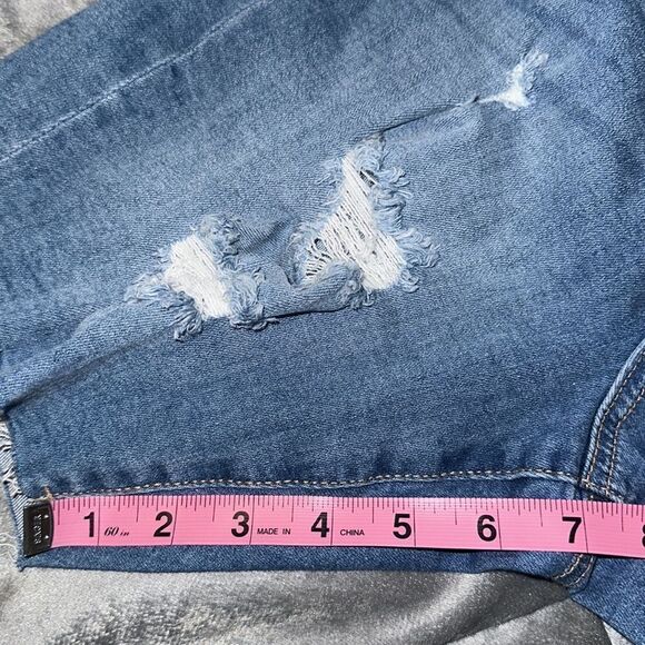 Celebrity Pink Bermuda Hi-Rise Denim Jean Shorts 3/26 NWT - Picture 4 of 8